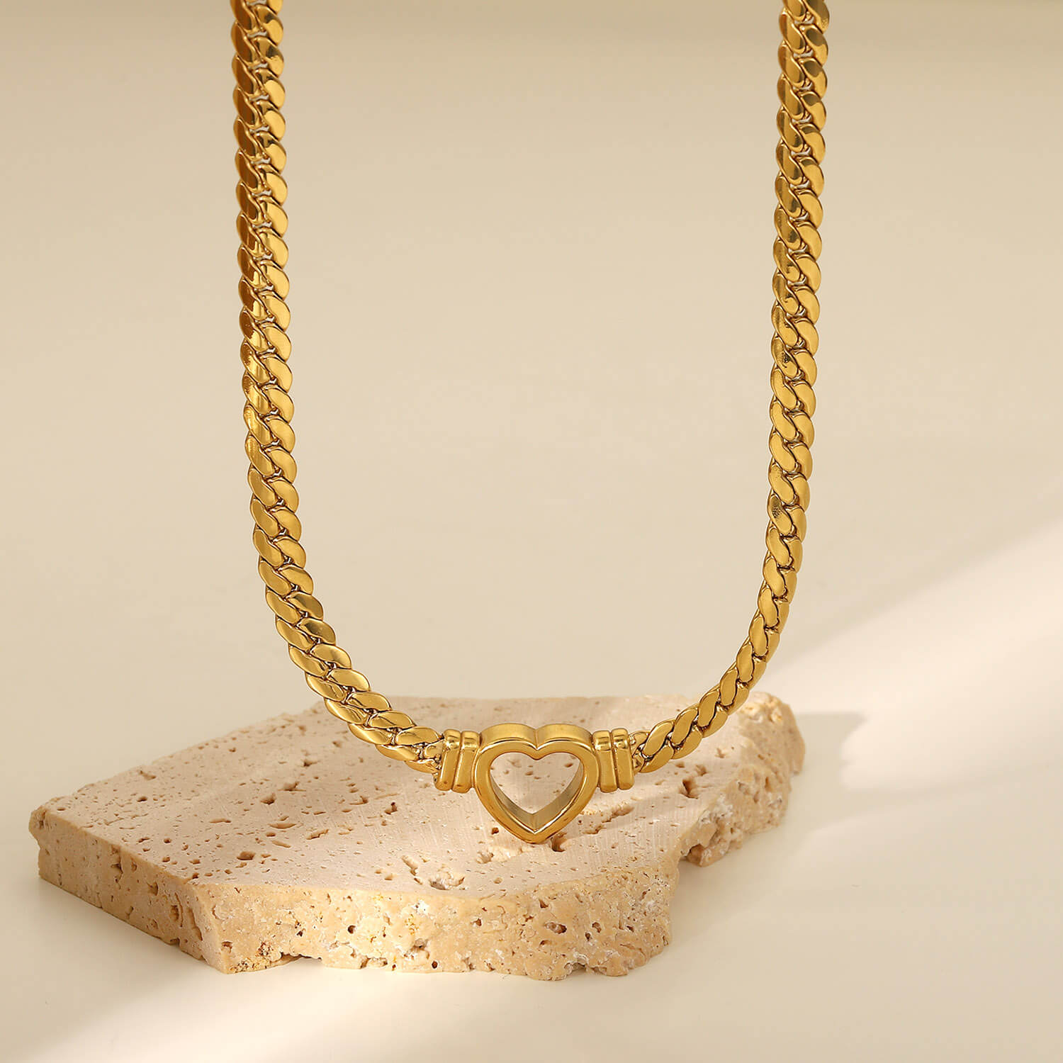 Colar Coração com Corrente de Elos Largos (Banhado a Ouro 18K)