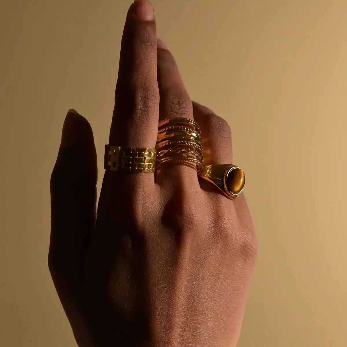 Anel Largo Chloé com Texturas (Banhado a Ouro)