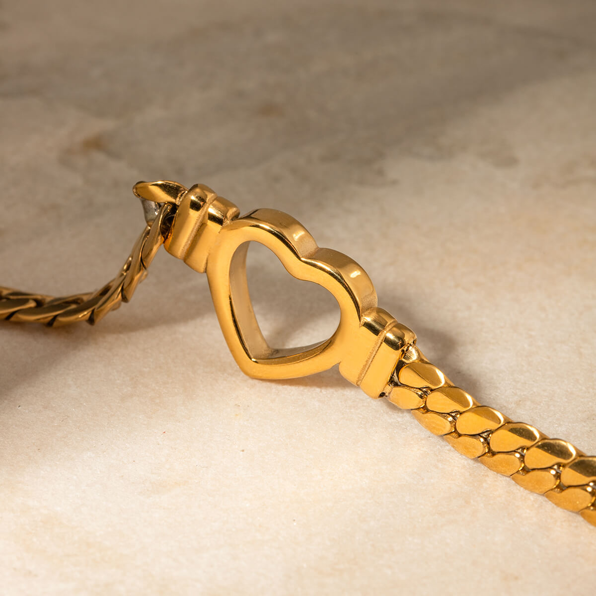 Pulseira Coração com Corrente de Elos Largos (Banhado a Ouro 18K)