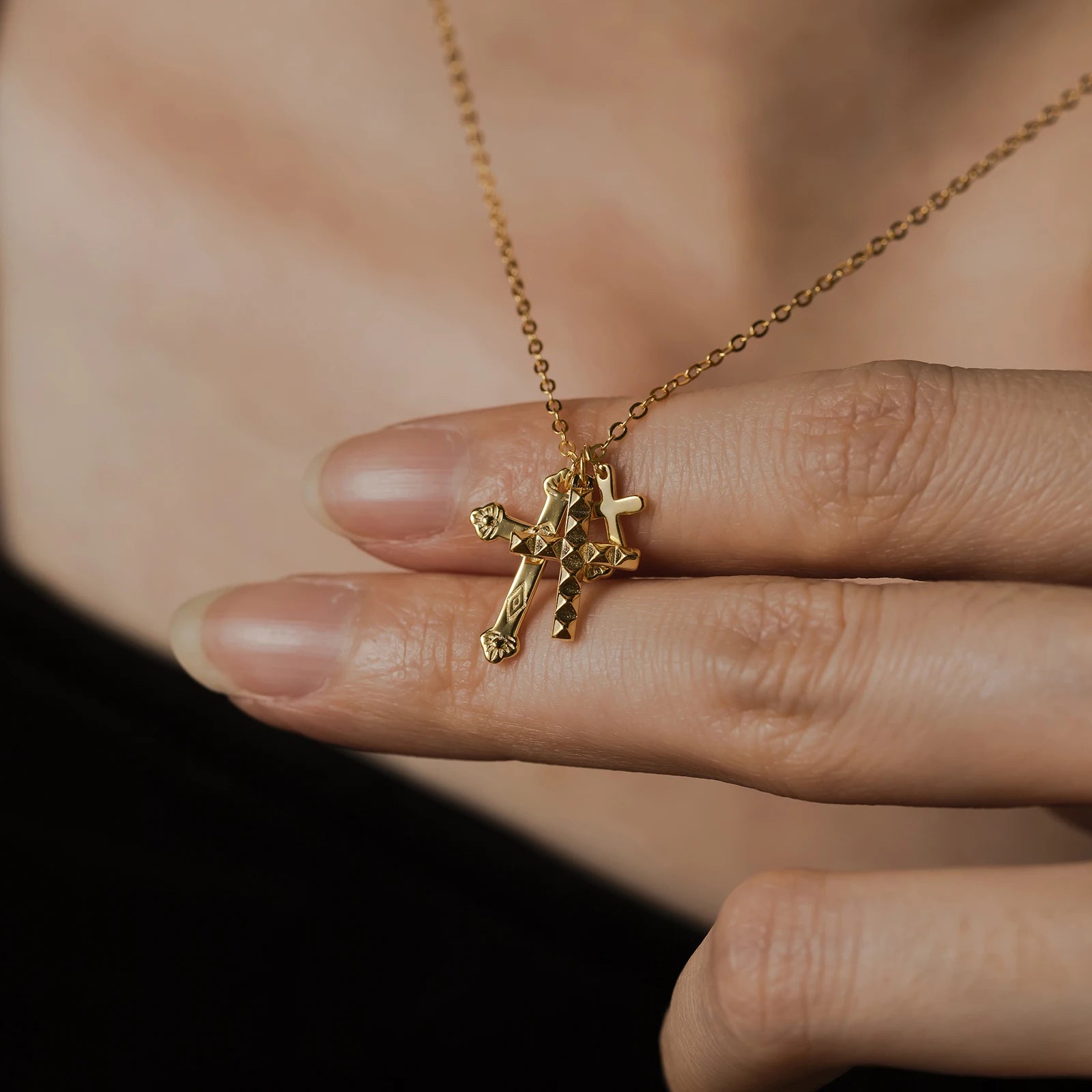 Colar Crucifixo Triplo Zircônia (Banhado a Ouro 18K)