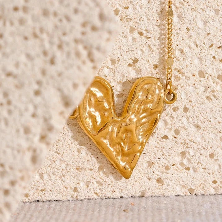 Colar Coração com Textura Martelada (Banhado a Ouro 18K)