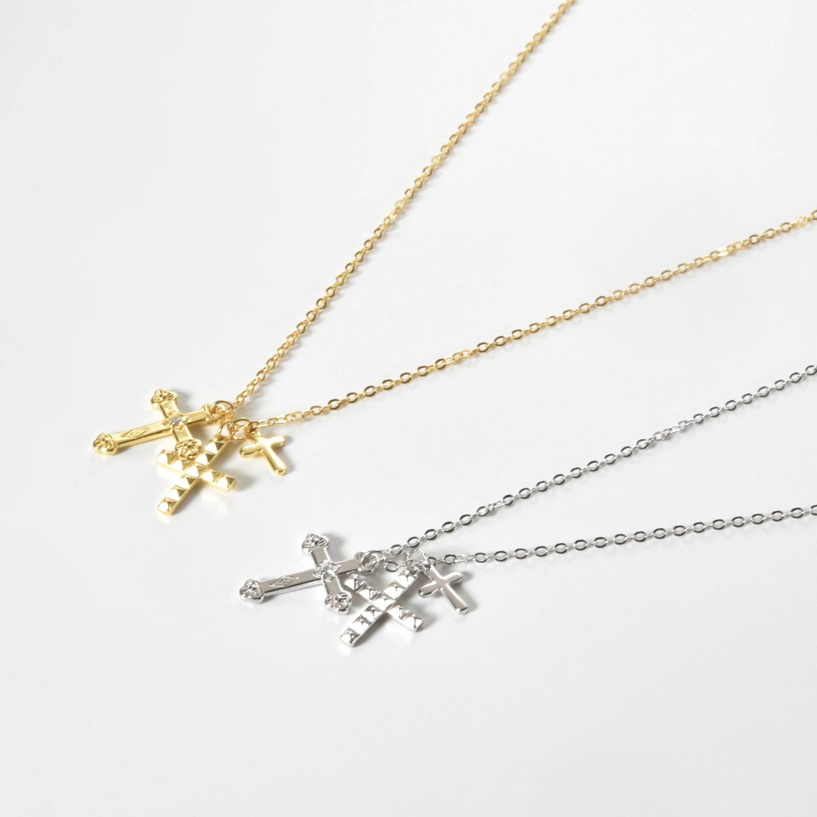 Colar Crucifixo Triplo Zircônia (Banhado a Ouro 18K)