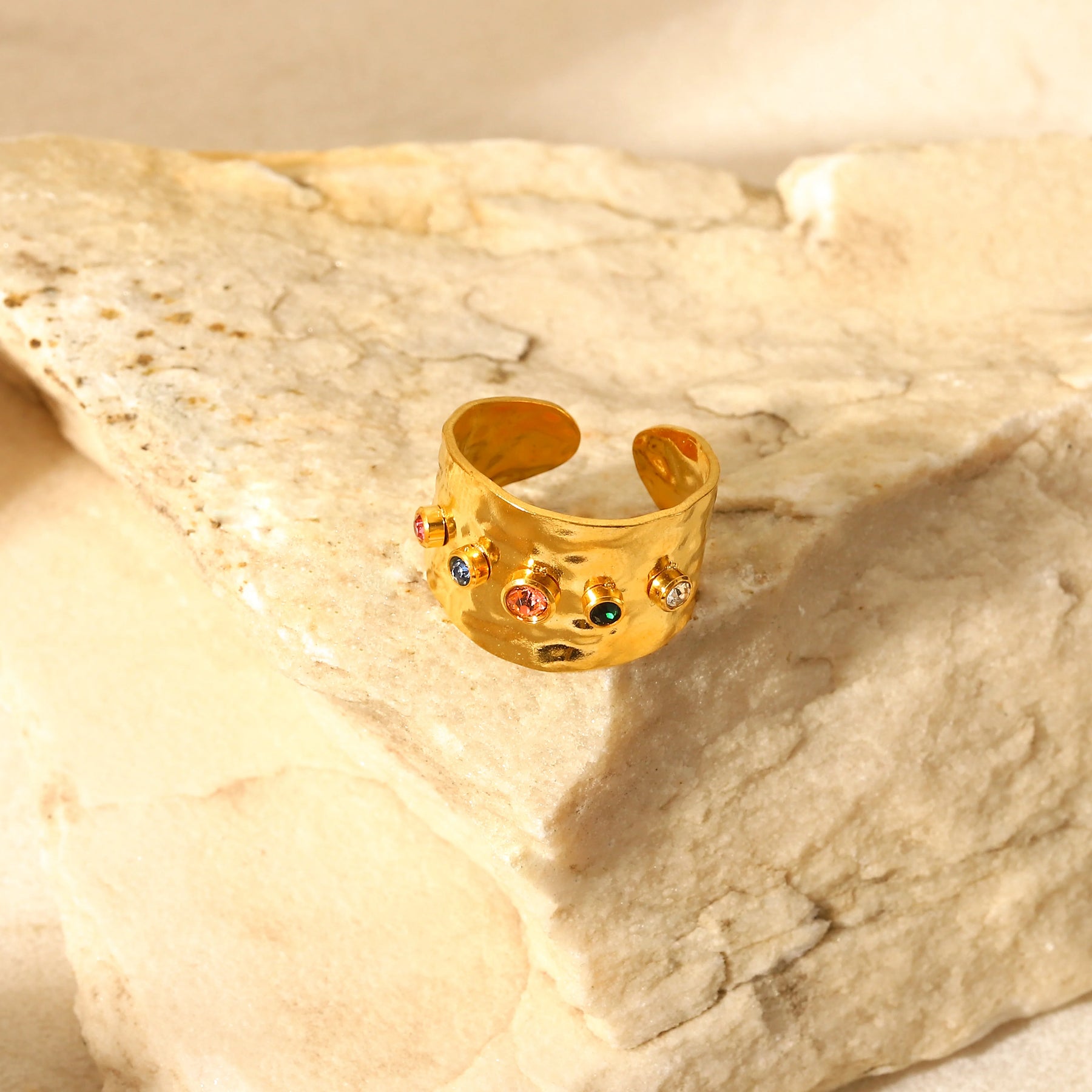 Anel Queen Textura Martelada (Banhado a Ouro 18K)