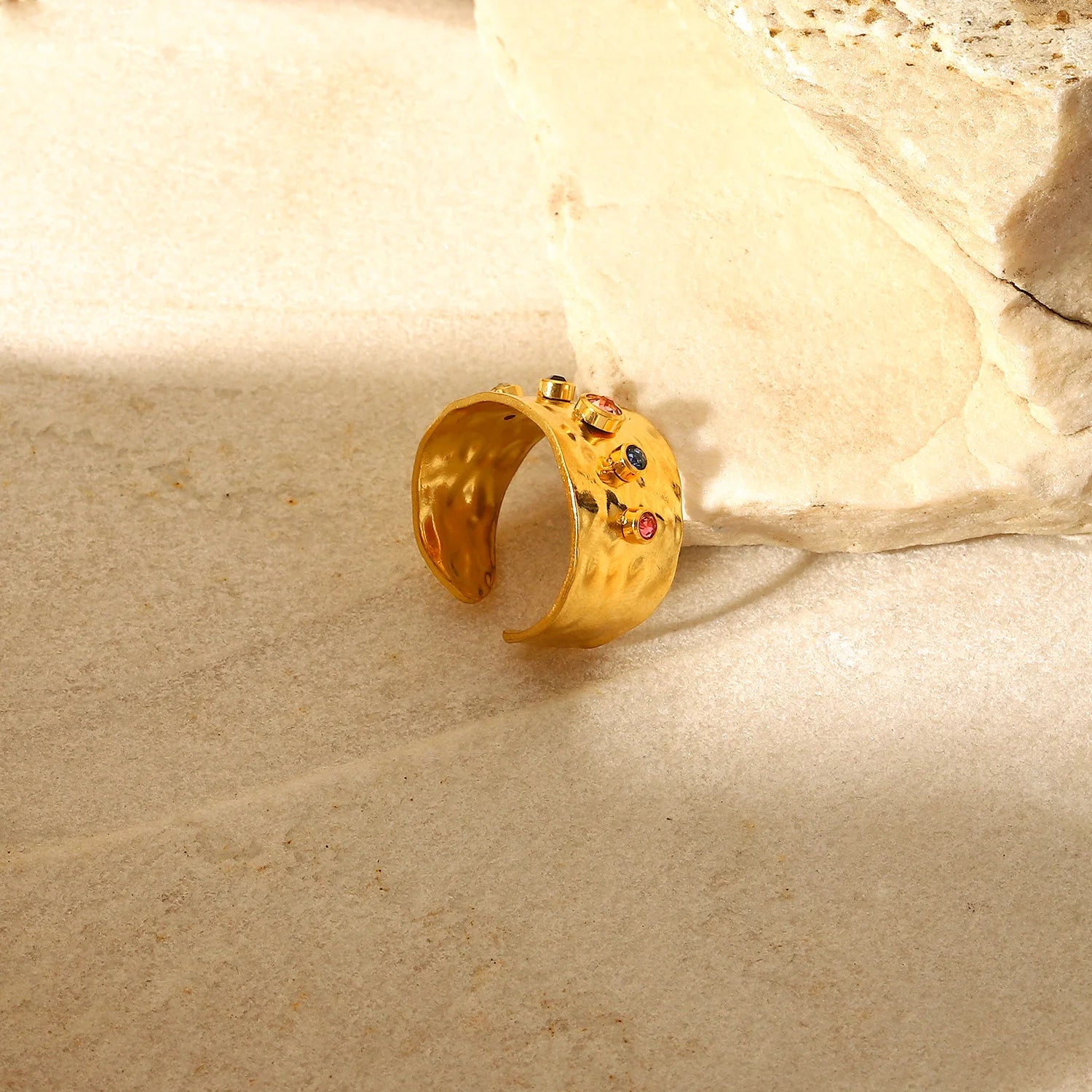 Anel Queen Textura Martelada (Banhado a Ouro 18K)