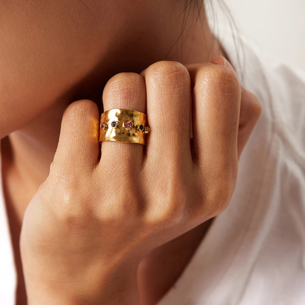 Anel Queen Textura Martelada (Banhado a Ouro 18K)