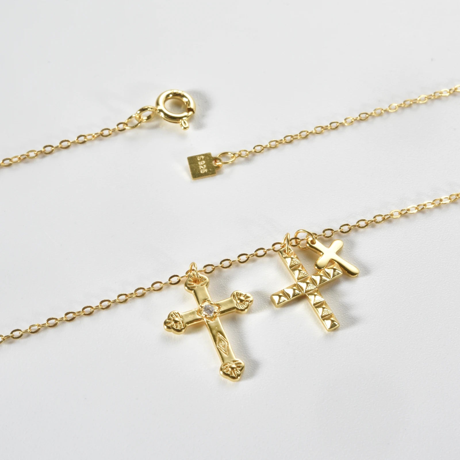 Colar Crucifixo Triplo Zircônia (Banhado a Ouro 18K)