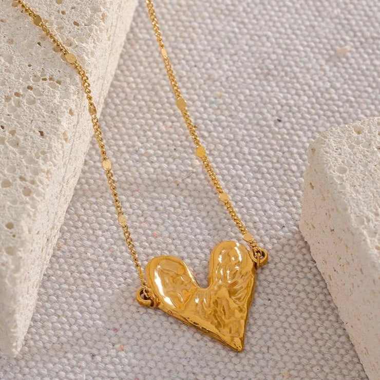 Colar Coração com Textura Martelada (Banhado a Ouro 18K)