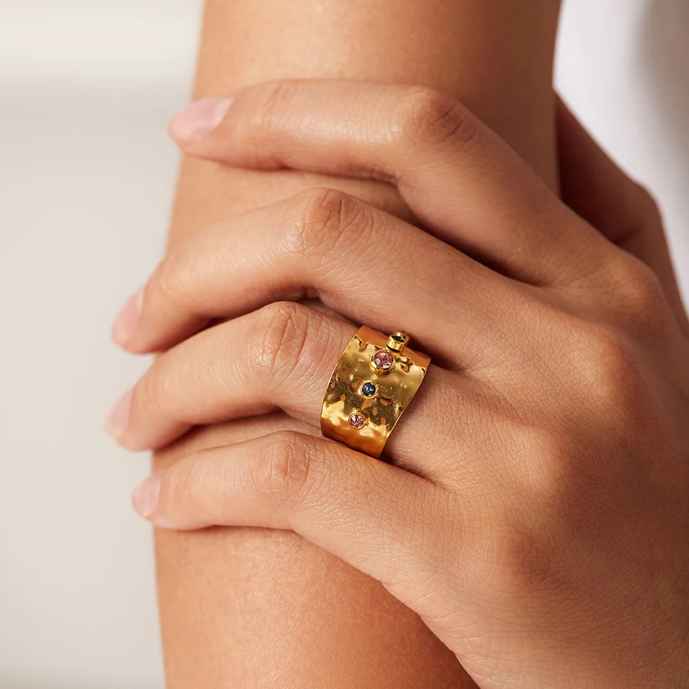 Anel Queen Textura Martelada (Banhado a Ouro 18K)