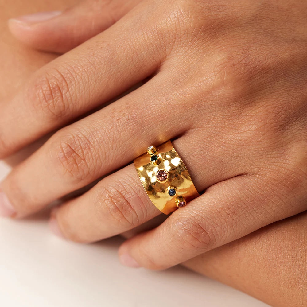 Anel Queen Textura Martelada (Banhado a Ouro 18K)