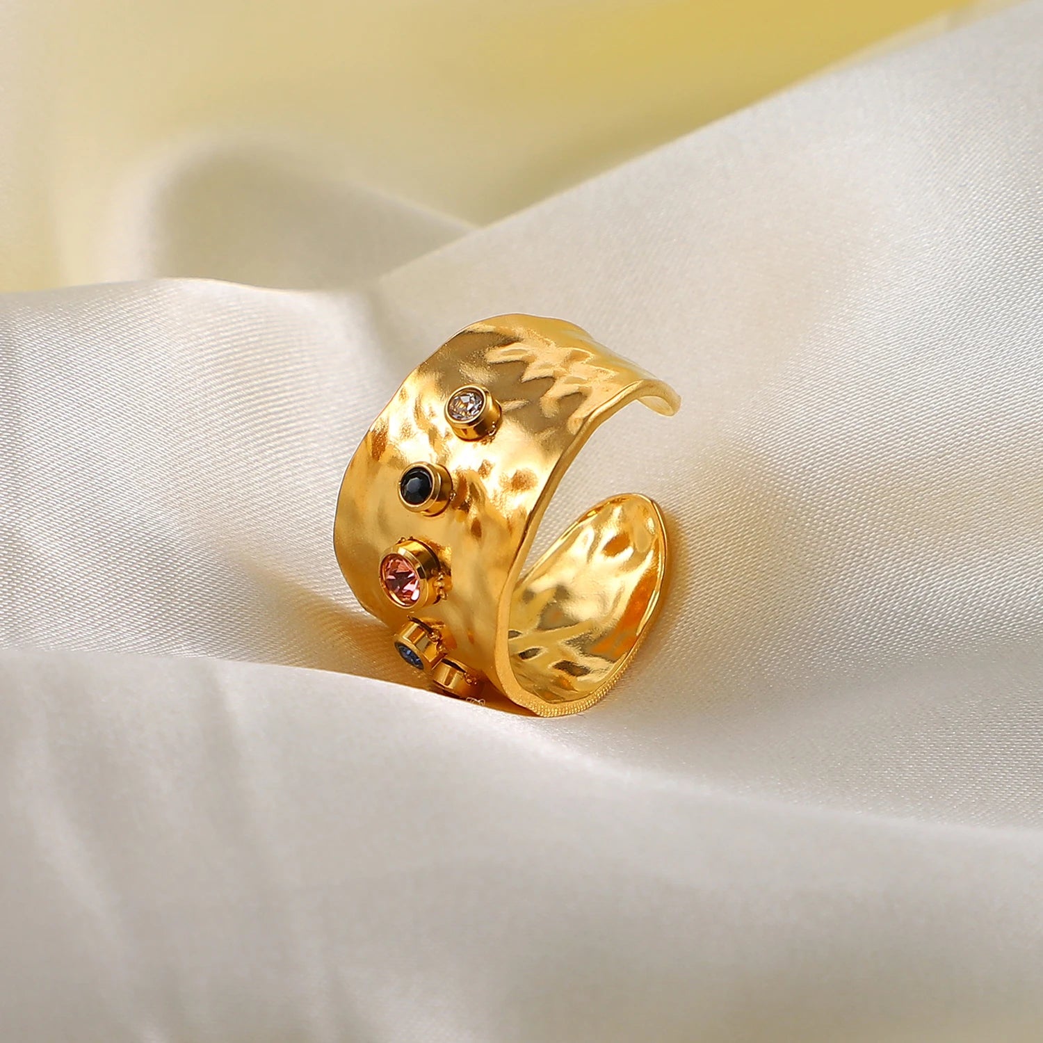 Anel Queen Textura Martelada (Banhado a Ouro 18K)