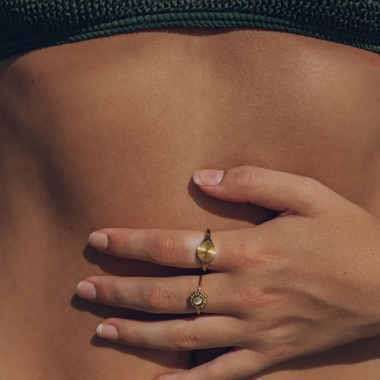 Anel Sol Radiante Minimalista (Banhado a Ouro)