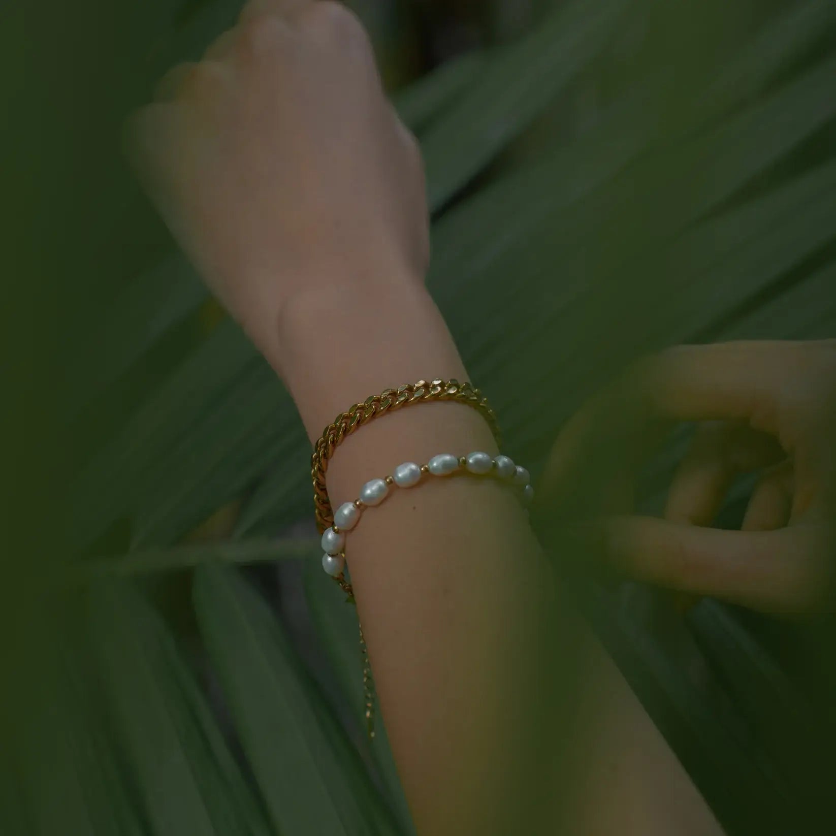 Pulseira de Pérolas Naturais Clássica (Banhada a Ouro)