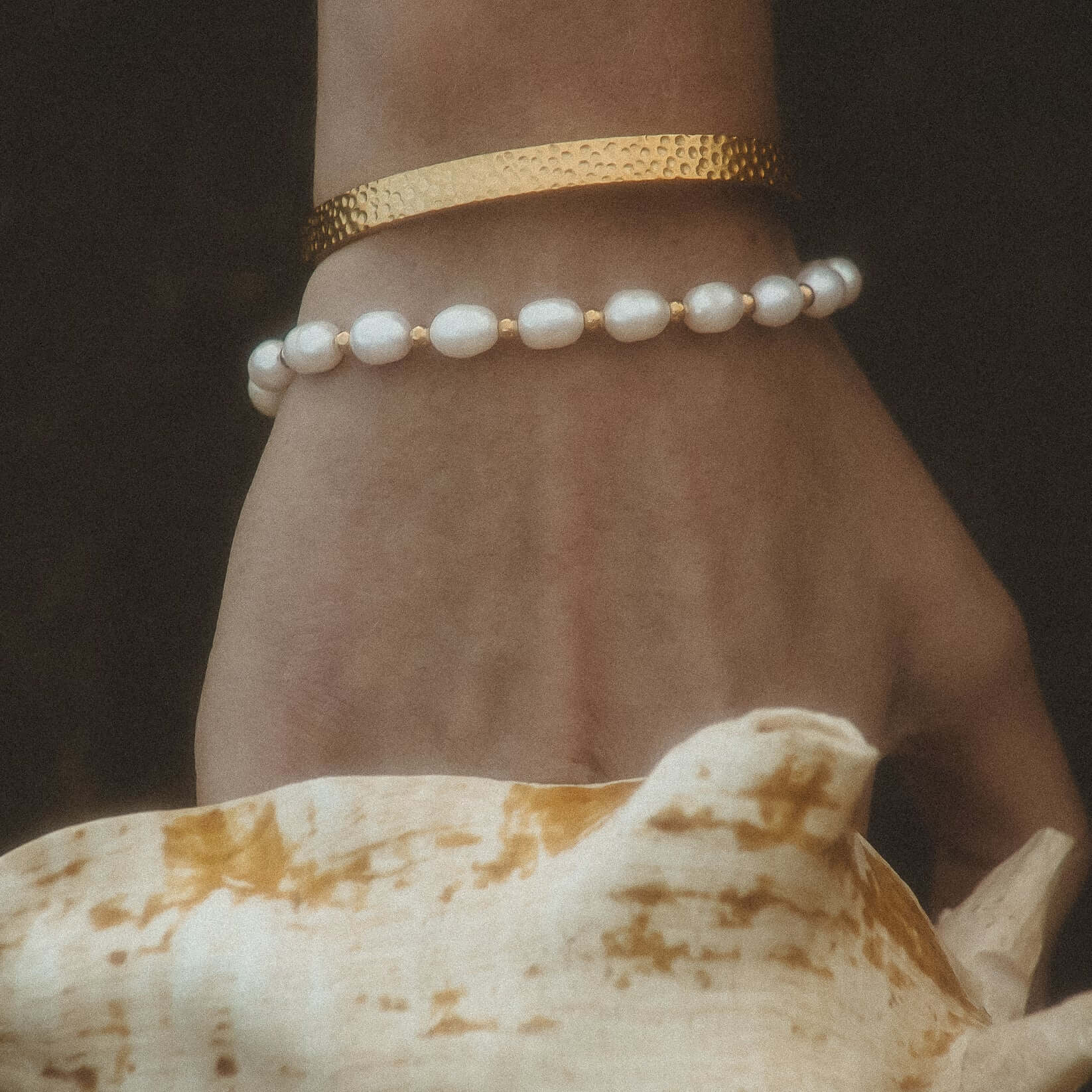 Pulseira de Pérolas Naturais Clássica (Banhada a Ouro)
