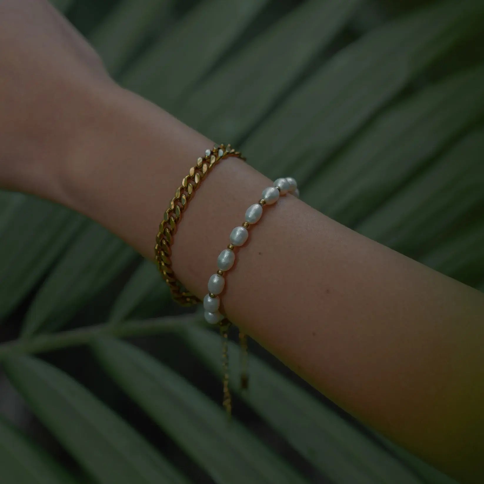 Pulseira de Pérolas Naturais Clássica (Banhada a Ouro)
