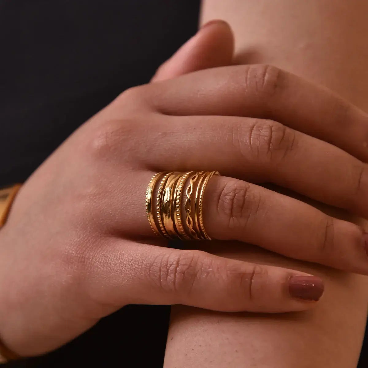 Anel Largo Chloé com Texturas (Banhado a Ouro)